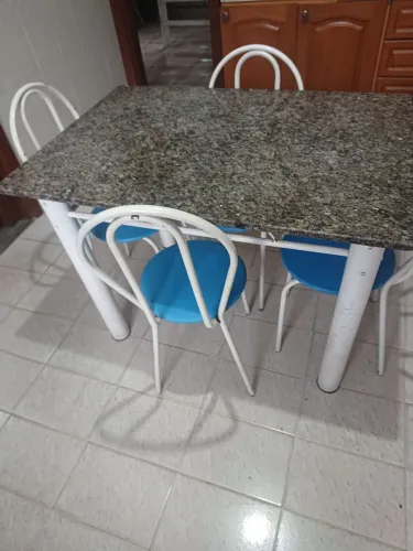 Mesa  com 4 cadeiras