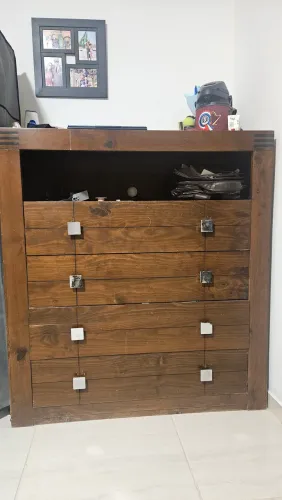 Cômoda de madeira (1,10 x 80), com 04 gavetas. Serve como rack para TV.<br>R$ 350,00