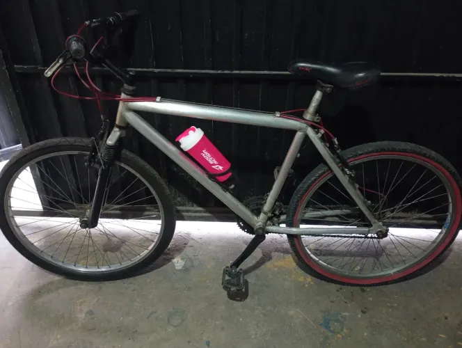 Bicicleta aro 26 , amortecedor, em bom estado 