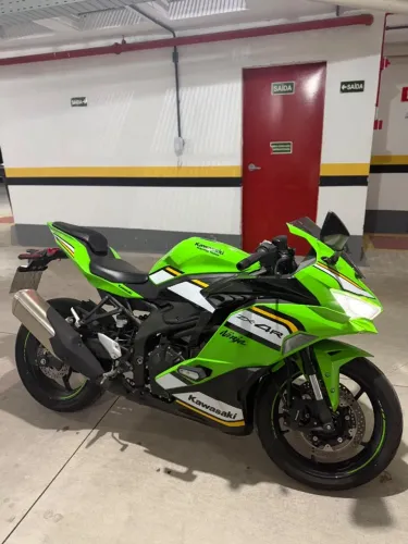 Kawasaki zx4 r 25/25 com 3.300km, na garantia. Único dono.