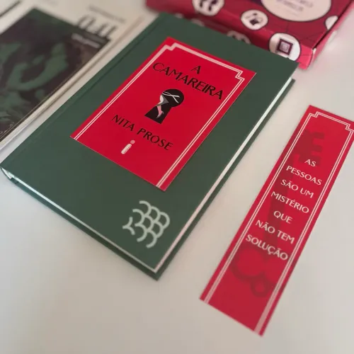 Livro A camareira + revista , card e marcador de página