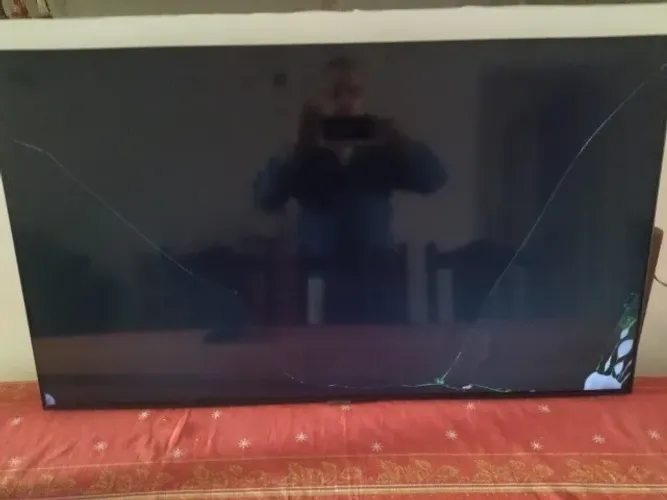 TV Samsung UN50AU7700 com tela quebrada (para peças)