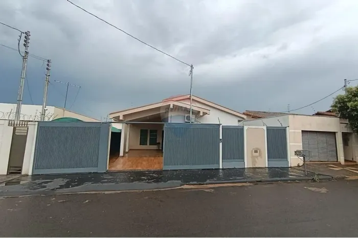 Casa Para Locação, Com Ótima Localização, No Setor Sul em Ituiutaba-MG.