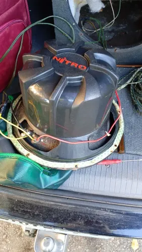 Auto falante toca Forte da nitro,e módulo 1.400 RMS top