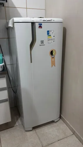 Geladeira Electrolux Branca 240L