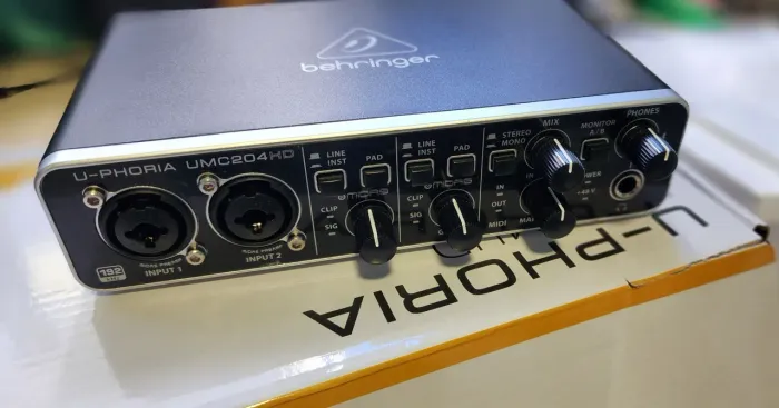 Interface Behringer UMC204HD Semi Nova