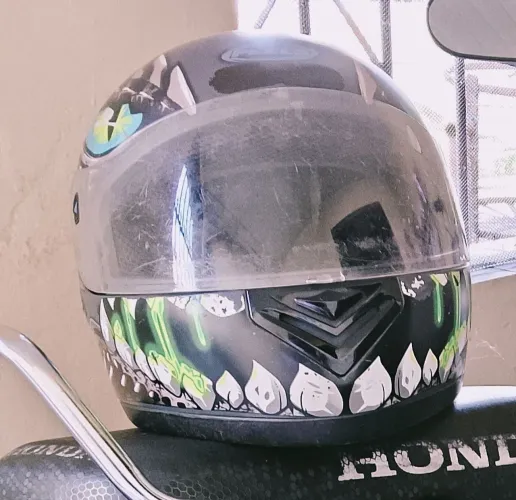 Capacete semi novo 