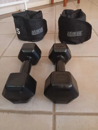 Halteres e Caneleiras super novos usados poucas vezes.  Preço excelente 