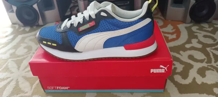 PAR DE TÊNIS MASCULINO MODELO PUMA R78 ORIGINAL. 