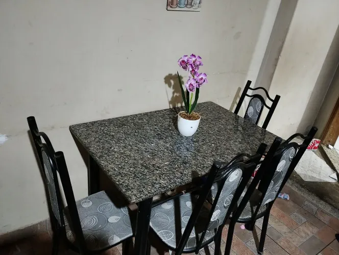 Mesa com 4 cadeiras e tampo de mármore