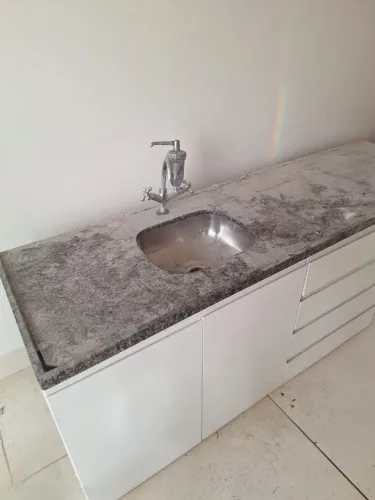 Bancada em granito para pia de cozinha com cuba e torneira com purificador