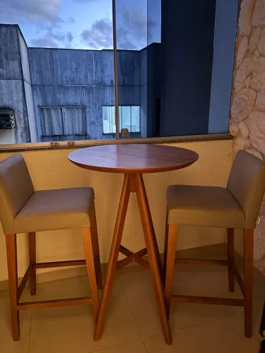 Mesa alta com duas banquetas