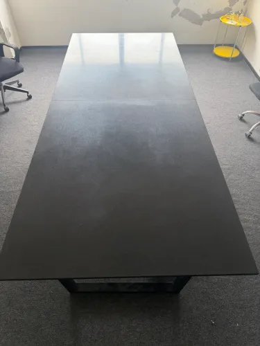 Mesa com tampo em Granito São Gabriel e estrutura em metalon