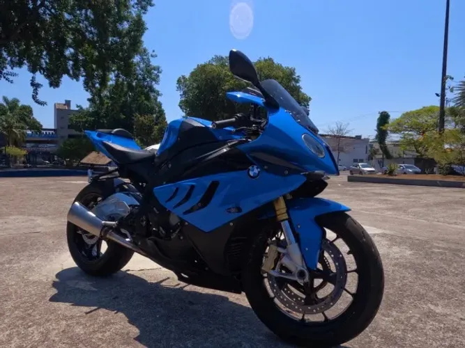 S1000rr, chama atenção onde passa