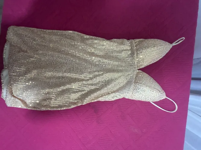 Vestido brilhante dourado