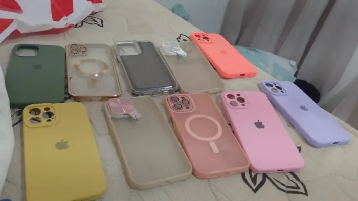 iPhone 12 pro Max 128 gb sem nenhum arranhado na tela vai com 10 capinhas e com carregador