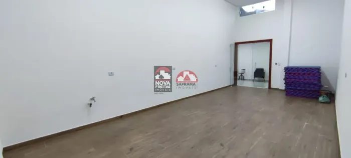 LINDAS SALAS COMERCIAL BEM LOCALIZADA