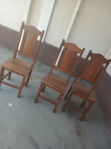 6 cadeira de madeira firme, 3 de cada modelo. Vendo por 260.00 sou do Camilópolis.