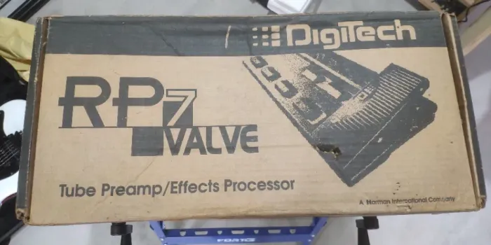 Pedaleira Digitech RP-7 na caixa