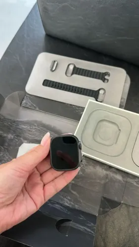 Apple Watch Ultra 2 - 49mm black titanium + black ocean band