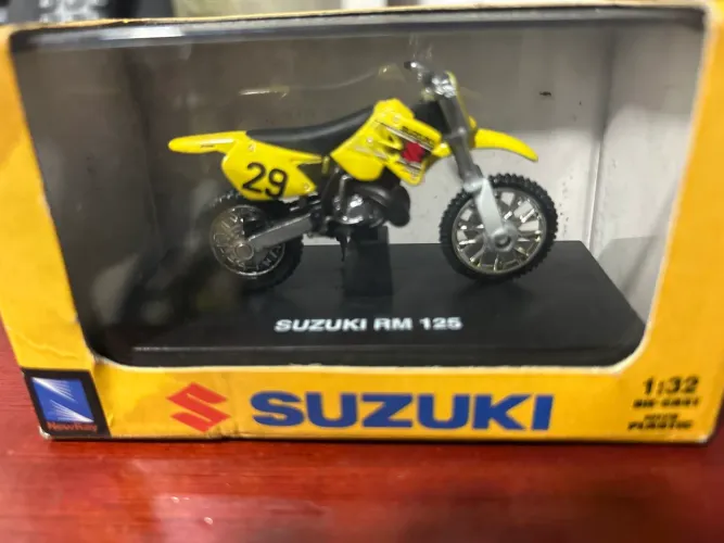 Suzuki RM 125 moto miniatura edição exclusiva edição limitada