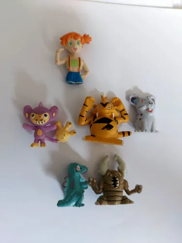 Miniaturas caçulinha guaraná antártica Pokémon.