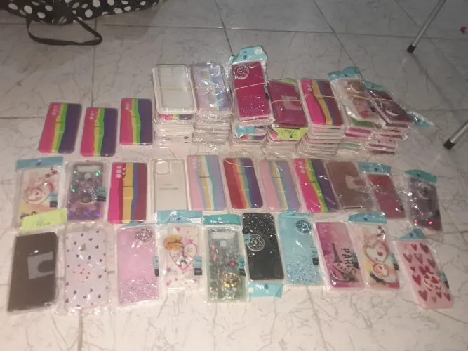 Vendo capas pra celular tem vários modelos tem 106 capas vendo tudo por 200 reais