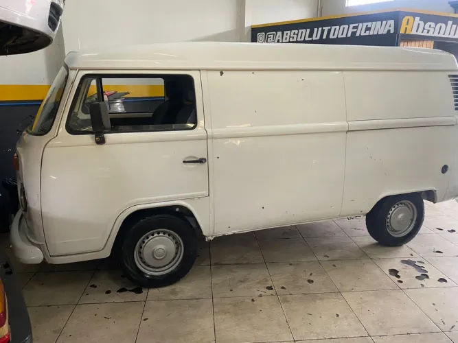 Volkswagen Kombi Furgão (álcool) 2005