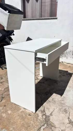Mesa com gaveta para estudo 