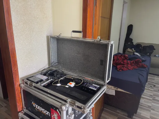 VENDE-SE CASE RÍGIDO PARA SET DE PEDAIS OU PEDALEIRA