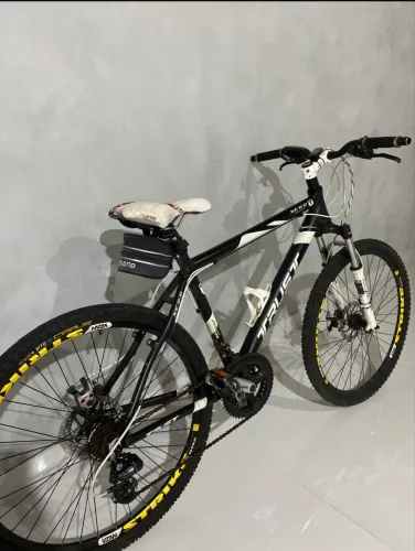 Bicicleta First MTB, aro 26, em ótimo estado de conservação e pronta para uso.