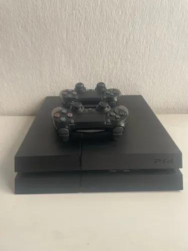 PS4 FOSCO 500GB, GOLD HEN 13.52, 15X JOGOS E 2X CONTROLES