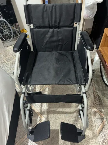 Vende-se cadeira de rodas