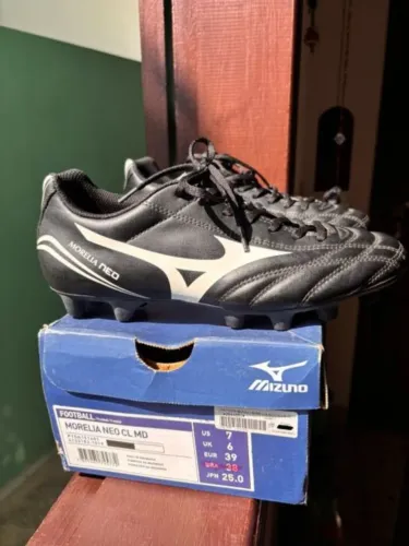 Chuteira Mizuno Morelia Neo CL MD em couro preto original / Tamanho 38.