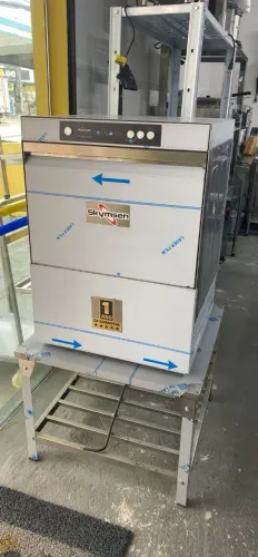 NZ. Lavadora de louças industrial SKYMSEN com mesa base inox
