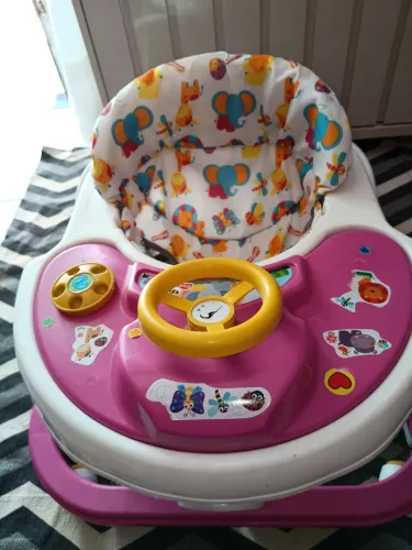 Andador de bebê anda já