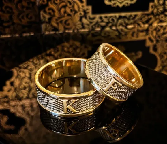 Par de Alianças com Iniciais em Ouro 18K 750
