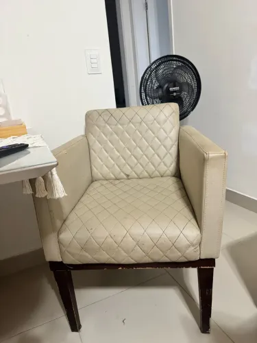 Poltronas com pés de madeira maciça
