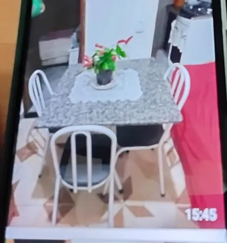 Mesa com 4 cadeiras