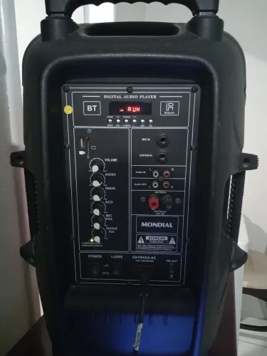 VENDE SE UMA CAIXA DE SOM AMPLIFICADA
