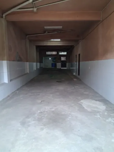 GARAGEM 21 METROS DE COMPROMENTO POR 4,80 E OUTRA NOS FUNDOS 5 METROS POR TRES .