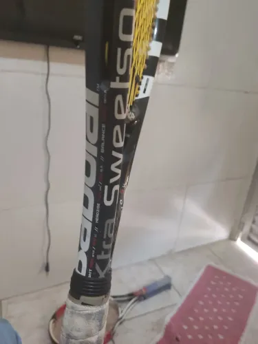 Raquete tênis babolat xtra sweetspot 109 vai junto da bolsa para carregar