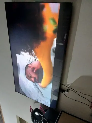 Vende se uma televisão Samsung 75 polegadas
