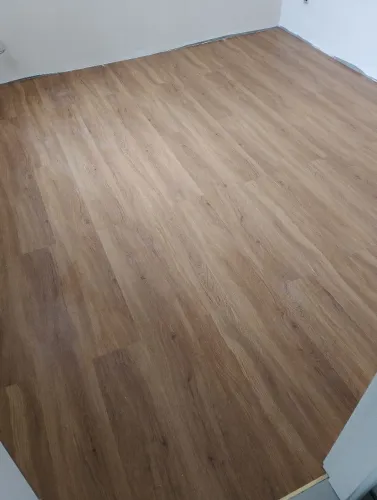 Piso vinílico e rodapés.