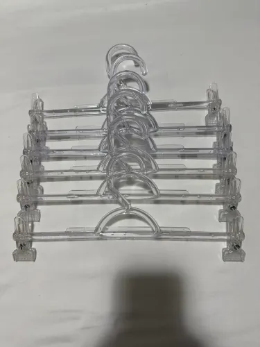 Kit 10 Cabides transparentes de acrílico com presilhas.