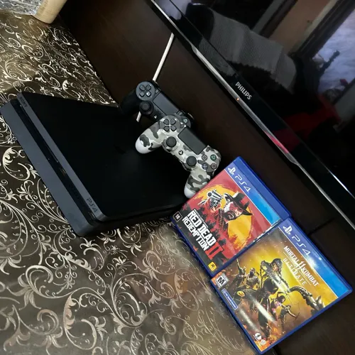 Play4 1TB Slim com duas manetes, mais dois jogos
