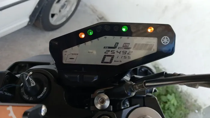Moto na cor azul MT09