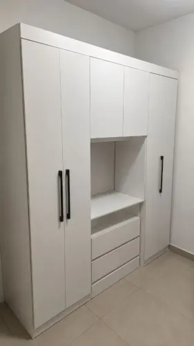 Guarda roupas Branco com gaveteiro móvel inferior, espaço para escrivaninha no centro