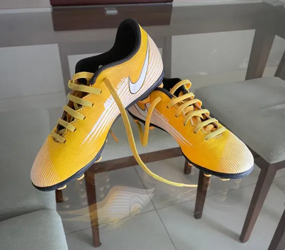 Chuteira Nike Mercurial - Tamanho 35