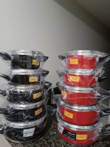 Conjunto de 5 panelas com tampas de vidro Novas.